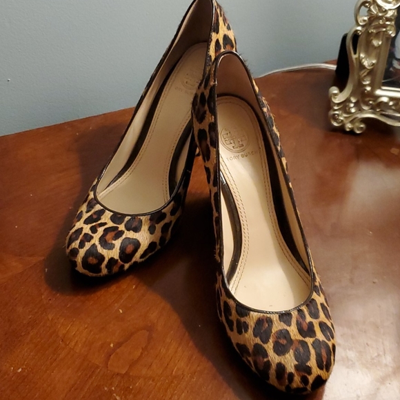 Tory Burch Leopard Wedge - Picture 2 of 11